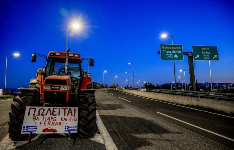 Τρακτέρ έχουν παραταχθεί στην εθνική οδό, στο μπλόκο της Νίκαιας (φωτ.: EUROKINISSI)