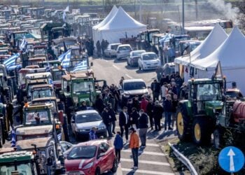 Εκατοντάδες τρακτέρ στο μπλόκο της Νίκαιας (φωτ.: EUROKINISSI)