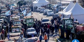Εκατοντάδες τρακτέρ στο μπλόκο της Νίκαιας (φωτ.: EUROKINISSI)