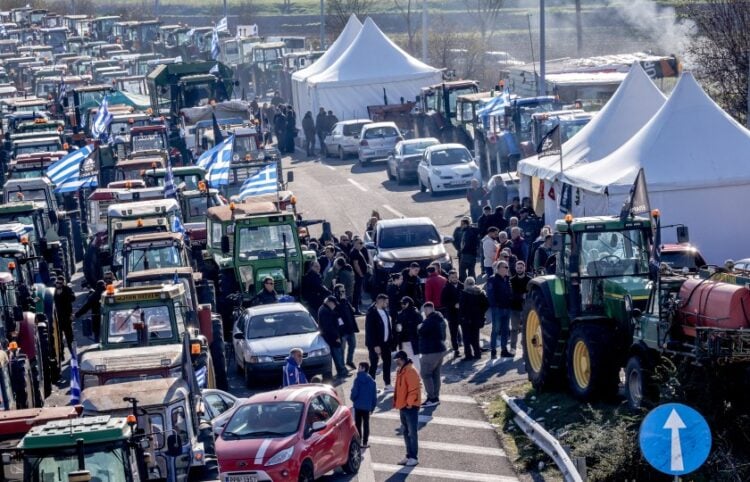 Εκατοντάδες τρακτέρ στο μπλόκο της Νίκαιας (φωτ.: EUROKINISSI)