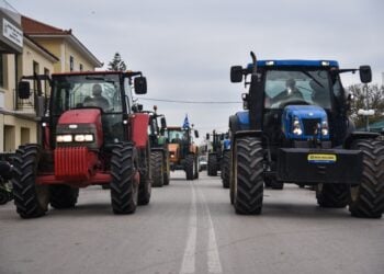 Αγρότες με τα τρακτέρ τους μέσα στην Πρέβεζα (φωτ.: EUROKINISSI/Γιώργος Ευσταθίου)