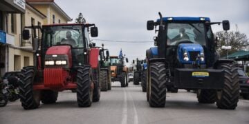 Αγρότες με τα τρακτέρ τους μέσα στην Πρέβεζα (φωτ.: EUROKINISSI/Γιώργος Ευσταθίου)