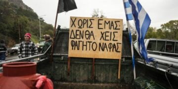 Χαρακτηριστικό πανό από διαμαρτυρία αγροτών στη Λέσβο (φωτ.: EUROKINISSI/Παναγιώτης Μπαλάσκας)