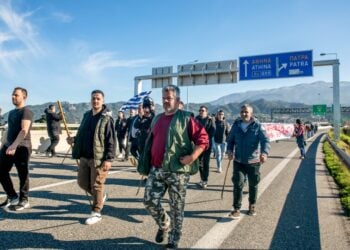 Αγρότες επί της εθνικής οδού Αθηνών-Πατρών (φωτ.: EUROKINISSI)