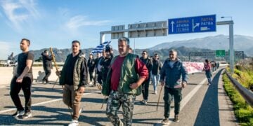 Αγρότες επί της εθνικής οδού Αθηνών-Πατρών (φωτ.: EUROKINISSI)