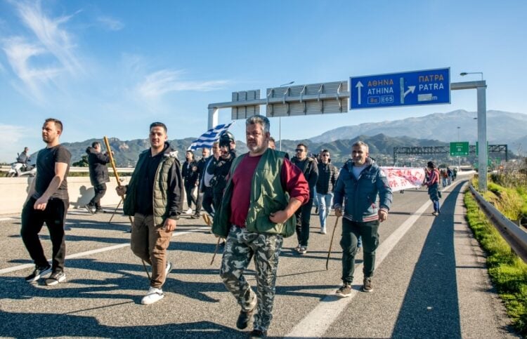 Αγρότες επί της εθνικής οδού Αθηνών-Πατρών (φωτ.: EUROKINISSI)