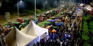 Χθεσινοβραδινό στιγμιότυπο από το μπλόκο της Νίκαιας, έξω από τη Λάρισα (φωτ.: EUROKINISSI)