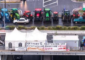 Τρακτέρ στο αγροτικό μπλόκο του Μπράλου (φωτ.: EUROKINISSI/Αντώνης Νικολόπουλος)