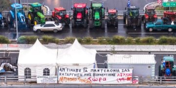 Τρακτέρ στο αγροτικό μπλόκο του Μπράλου (φωτ.: EUROKINISSI/Αντώνης Νικολόπουλος)