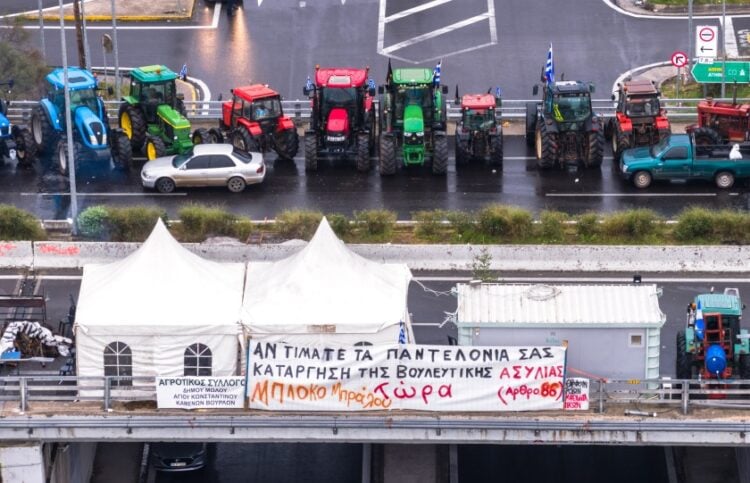 Τρακτέρ στο αγροτικό μπλόκο του Μπράλου (φωτ.: EUROKINISSI/Αντώνης Νικολόπουλος)