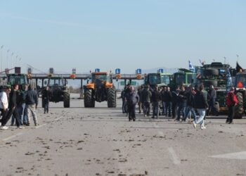 Αγρότες με τα τρακτέρ τους στα διόδια των Μαλγάρων (φωτ.: ΜΟΤΙΟΝΤΕΑΜ/Βασίλης Βερβερίδης)