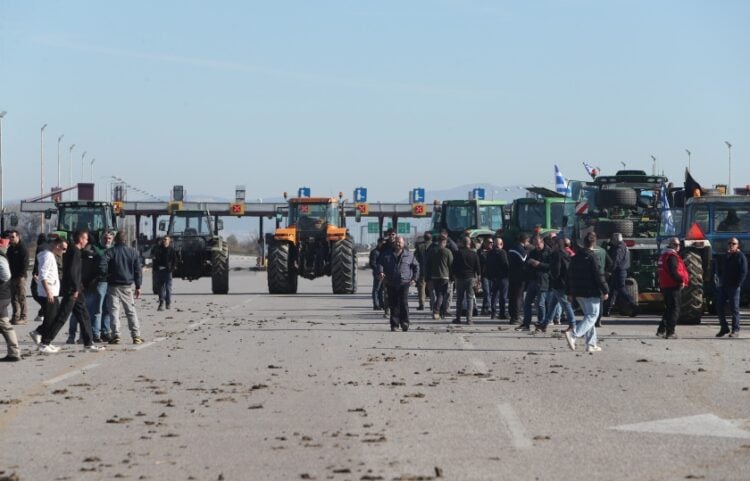 Αγρότες με τα τρακτέρ τους στα διόδια των Μαλγάρων (φωτ.: ΜΟΤΙΟΝΤΕΑΜ/Βασίλης Βερβερίδης)