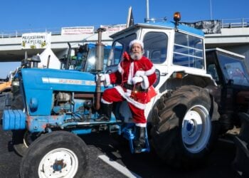 Και ο... Άγιος Βασίλης στο πλευρό των αγροτών (φωτ.: EUROKINISSI)