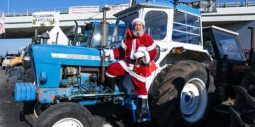 Και ο... Άγιος Βασίλης στο πλευρό των αγροτών (φωτ.: EUROKINISSI)