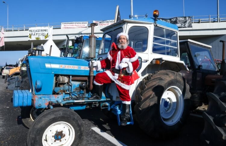 Και ο... Άγιος Βασίλης στο πλευρό των αγροτών (φωτ.: EUROKINISSI)