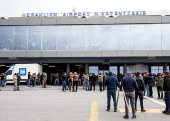 Αγρότες διακρίνονται στην πίστα του αεροδρομίου Ηρακλείου «Ν.Καζαντζάκης» (φωτ.: EUROKINISSI/Στέφανος Ραπάνης)