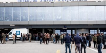 Αγρότες διακρίνονται στην πίστα του αεροδρομίου Ηρακλείου «Ν.Καζαντζάκης» (φωτ.: EUROKINISSI/Στέφανος Ραπάνης)