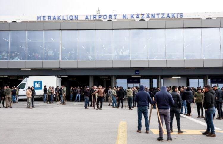 Αγρότες διακρίνονται στην πίστα του αεροδρομίου Ηρακλείου «Ν.Καζαντζάκης» (φωτ.: EUROKINISSI/Στέφανος Ραπάνης)