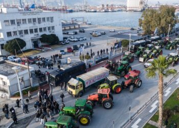 Τρακτέρ και φορτηγά αγροτών και κτηνοτρόφων στην είσοδο του λιμανιού του Βόλου (φωτ.: EUROKINISSI/Βασίλης Οικονόμου)