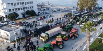 Τρακτέρ και φορτηγά αγροτών και κτηνοτρόφων στην είσοδο του λιμανιού του Βόλου (φωτ.: EUROKINISSI/Βασίλης Οικονόμου)