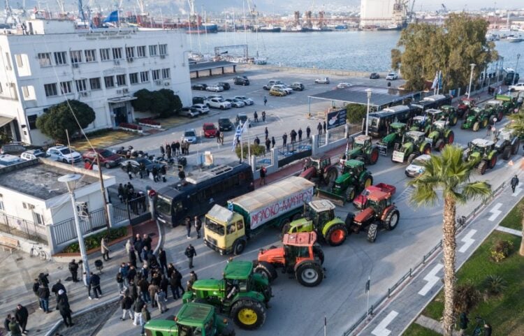 Τρακτέρ και φορτηγά αγροτών και κτηνοτρόφων στην είσοδο του λιμανιού του Βόλου (φωτ.: EUROKINISSI/Βασίλης Οικονόμου)