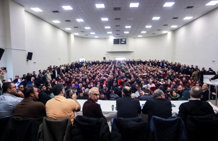 Στιγμιότυπο από τη σύσκεψη των αγροτών στη Νίκαια (φωτ.: EUROKINISSI)