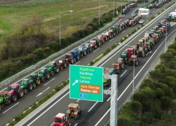 Στη Θεσσαλία εκτιμάται ότι έχουν συγκεντρωθεί πάνω από 4.000 τρακτέρ (φωτ.: EUROKINISSI/Αντώνης Νικολόπουλος)