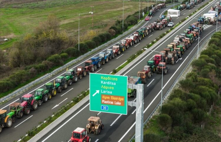 Στη Θεσσαλία εκτιμάται ότι έχουν συγκεντρωθεί πάνω από 4.000 τρακτέρ (φωτ.: EUROKINISSI/Αντώνης Νικολόπουλος)