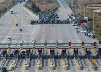 Συγκεντρωμένα τρακτέρ στα Μάλγαρα, στο ύψος των διοδίων (φωτ.: ΜΟΤΙΟΝΤΕΑΜ/Βασίλης Βερβερίδης)