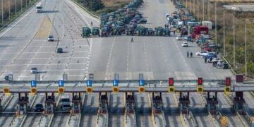 Συγκεντρωμένα τρακτέρ στα Μάλγαρα, στο ύψος των διοδίων (φωτ.: ΜΟΤΙΟΝΤΕΑΜ/Βασίλης Βερβερίδης)