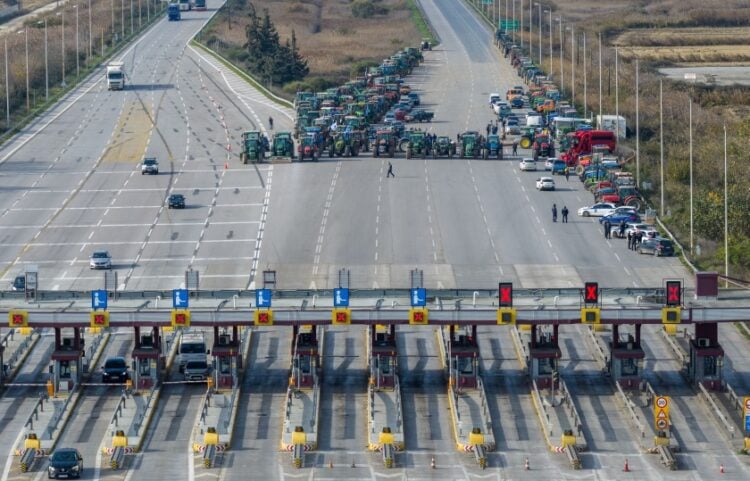 Συγκεντρωμένα τρακτέρ στα Μάλγαρα, στο ύψος των διοδίων (φωτ.: ΜΟΤΙΟΝΤΕΑΜ/Βασίλης Βερβερίδης)