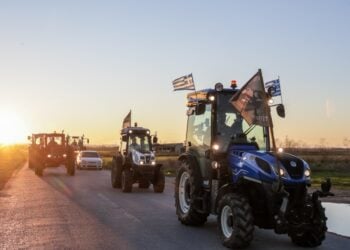 Τρακτέρ έκλεισαν χθες την παρακαμπτήριο του Αχιλλείου - Κιλελέρ, στον δρόμο Λάρισας Βόλου (φωτ.: EUROKINISSI)