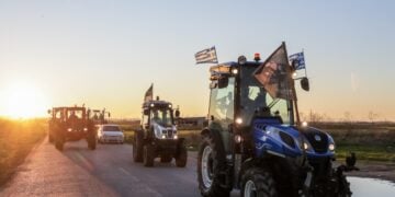 Τρακτέρ έκλεισαν χθες την παρακαμπτήριο του Αχιλλείου - Κιλελέρ, στον δρόμο Λάρισας Βόλου (φωτ.: EUROKINISSI)