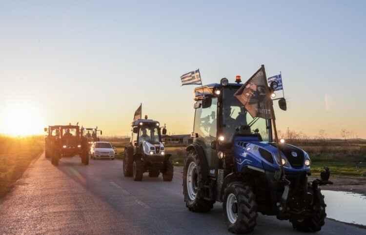 Τρακτέρ έκλεισαν χθες την παρακαμπτήριο του Αχιλλείου - Κιλελέρ, στον δρόμο Λάρισας Βόλου (φωτ.: EUROKINISSI)