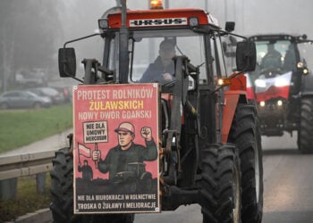 Πολωνοί αγρότες διαδηλώνουν κατά της συμφωνίας ΕΕ-Mercosur, στο Νόβι Ντβορ Γκντάνσκι, 18 Δεκεμβρίου 2025 (φωτ.: EPA / Andrzej Jackowski)