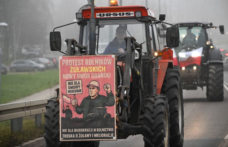 Πολωνοί αγρότες διαδηλώνουν κατά της συμφωνίας ΕΕ-Mercosur, στο Νόβι Ντβορ Γκντάνσκι, 18 Δεκεμβρίου 2025 (φωτ.: EPA / Andrzej Jackowski)