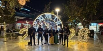 Μέλη του «Ακρίτα» στο στολισμένο Χαλάνδρι (φωτ.: Facebook / Ένωση Ποντίων Χαλανδρίου «Ο Ακρίτας»)