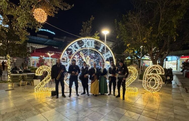 Μέλη του «Ακρίτα» στο στολισμένο Χαλάνδρι (φωτ.: Facebook / Ένωση Ποντίων Χαλανδρίου «Ο Ακρίτας»)