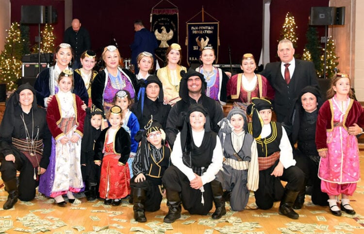 Αναμνηστική φωτογραφία μετά τον 86ο ετήσιο χορό των «Ακριτών» Φιλαδέλφειας (φωτ.: Pontian Society "Akritai" of Philadelphia)