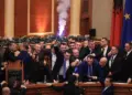 Σκηνές απείρου κάλλους για μια ακόμα φορά μέσα στο κοινοβούλιο της Αλβανίας (φωτ.: Anadolu)