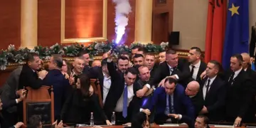 Σκηνές απείρου κάλλους για μια ακόμα φορά μέσα στο κοινοβούλιο της Αλβανίας (φωτ.: Anadolu)