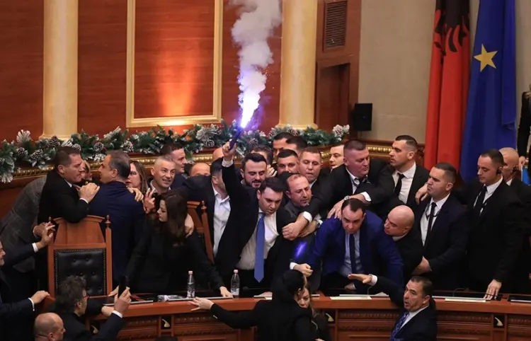 Σκηνές απείρου κάλλους για μια ακόμα φορά μέσα στο κοινοβούλιο της Αλβανίας (φωτ.: Anadolu)