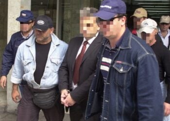 Ο «Έλληνας Εσκομπάρ» οδηγείται στον ανακριτή από αστυνομικούς τον Οκτώβριο του 2004 (φωτ, αρχείου: EUROKINISSI/Θανάσης Δημόπουλος)