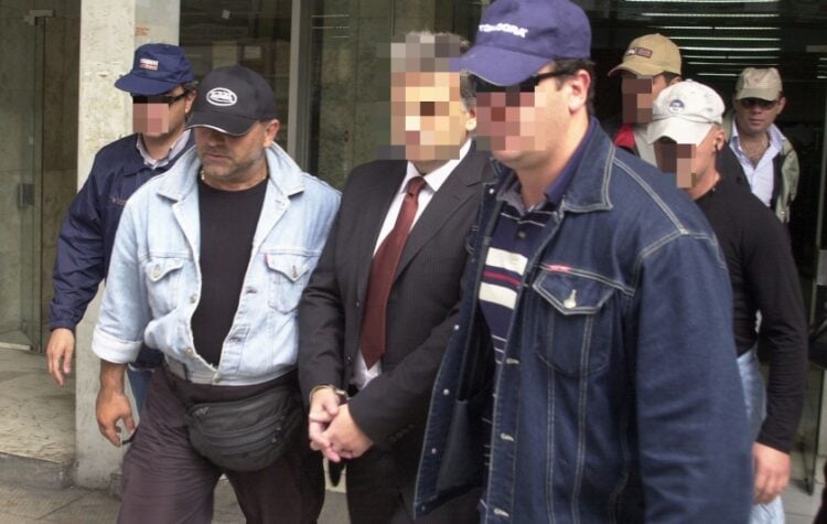 Ο «Έλληνας Εσκομπάρ» οδηγείται στον ανακριτή από αστυνομικούς τον Οκτώβριο του 2004 (φωτ, αρχείου: EUROKINISSI/Θανάσης Δημόπουλος)