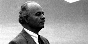 Ο Γιώργος Αμαραντίδης σε στιγμιότυπο από γυρίσματα αφιερώματος της ΕΡΤ