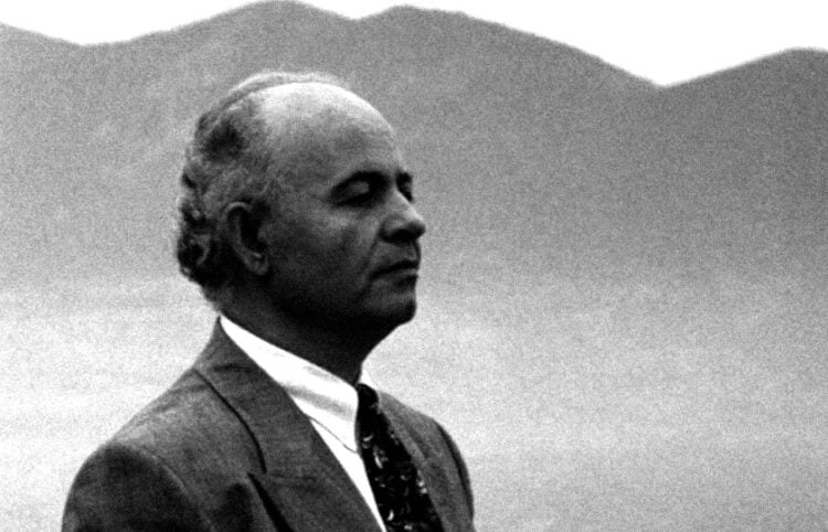 Ο Γιώργος Αμαραντίδης σε στιγμιότυπο από γυρίσματα αφιερώματος της ΕΡΤ