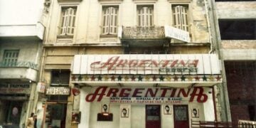 Το cabaret ARGENTINA της εποχής εκείνης (πηγή: Δημήτρης Κρασονικολάκης/ Τρούμπα, Βούρλα, Λιμάνι – Χώρος και μνήμη του πειραϊκού περιθωρίου στον 20ό αιώνα/ Βασίλης Πισιμίσης)