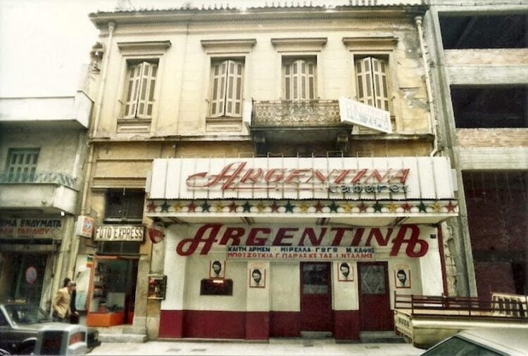 Το cabaret ARGENTINA της εποχής εκείνης (πηγή: Δημήτρης Κρασονικολάκης/ Τρούμπα, Βούρλα, Λιμάνι – Χώρος και μνήμη του πειραϊκού περιθωρίου στον 20ό αιώνα/ Βασίλης Πισιμίσης)