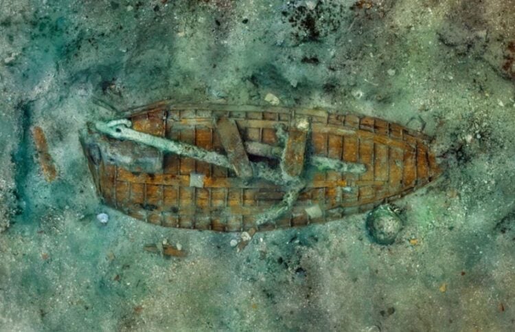 Το βυθισμένο αρχαίο πλοιάριο (φωτ.: Ηilti Foundation/Franck Goddio)