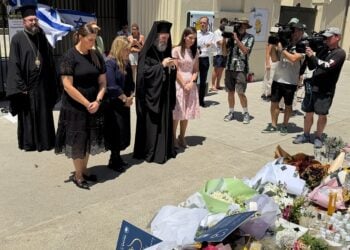 Ο αρχιεπίσκοπος Μακάριος της Αυστραλίας στο μνημείο που δημιουργήθηκε για τα θύματα της επίθεσης στο Σίδνεϊ (φωτ.: The Greek Herald)